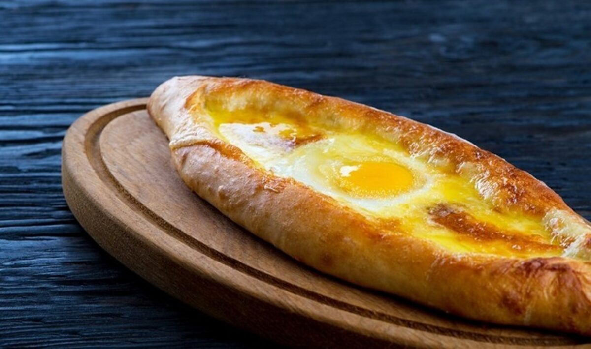 Συνταγή για πεϊνιρλί αφράτο με τυριά και αυγό