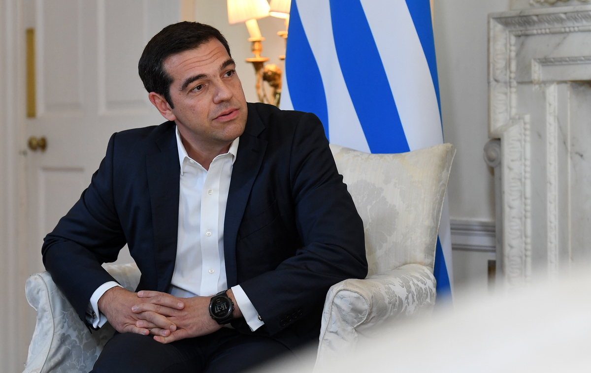 Δείτε τον Αλέξη Τσίπρα να φοράει την φανέλα του Αντετοκούμπο