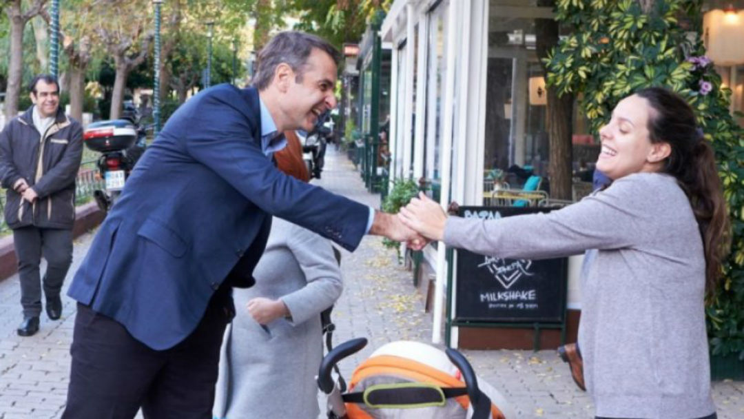 Γυναίκα από την Κυψέλη στον Μητσοτάκη: «Τι γκόμενος είσαι»!
