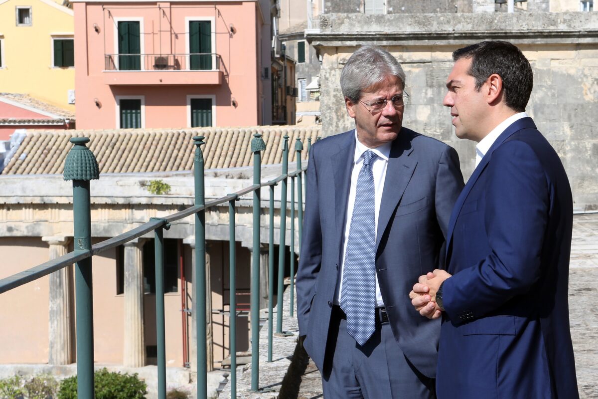 Ο Τσίπρας συμβουλεύει τους Ιταλούς: «Υποχωρήστε τώρα, γιατί μετά θα είναι χειρότερα»