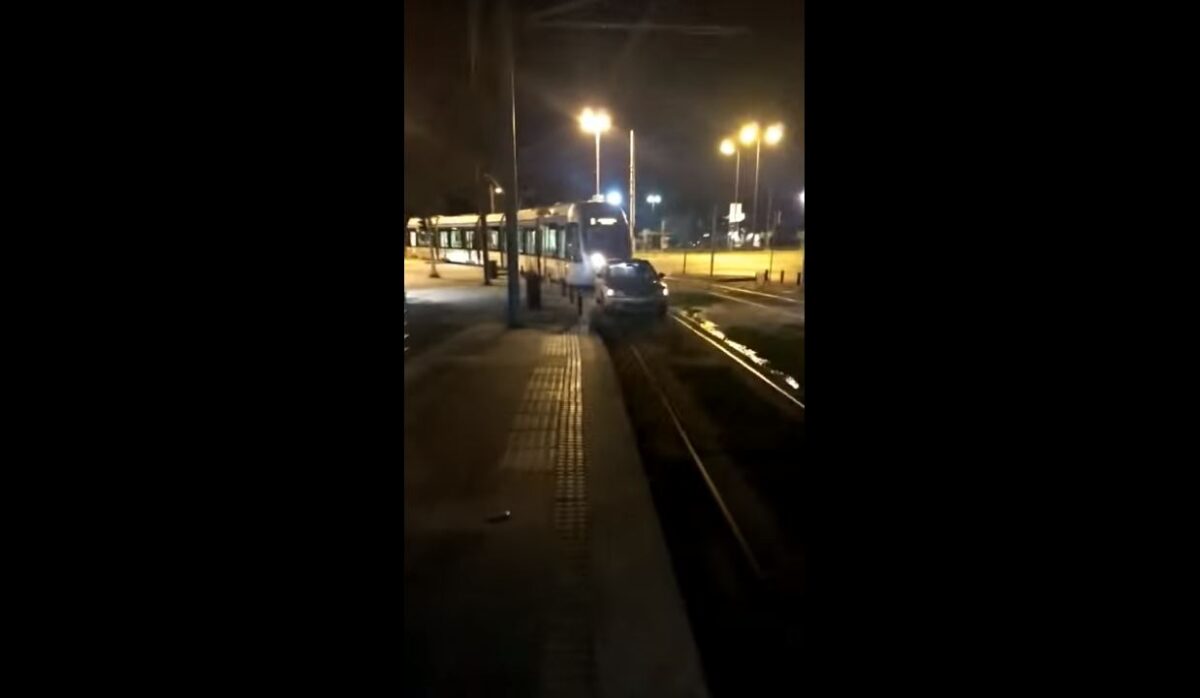 Παρατάει το αυτοκίνητο πάνω στις γραμμές του τραμ για να πάει στο ΑΤΜ (Βίντεο)