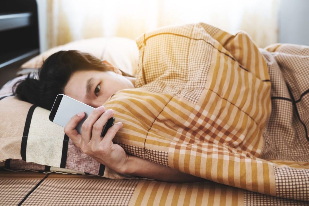 Μάστιγα της εποχής μας το sleep texting
