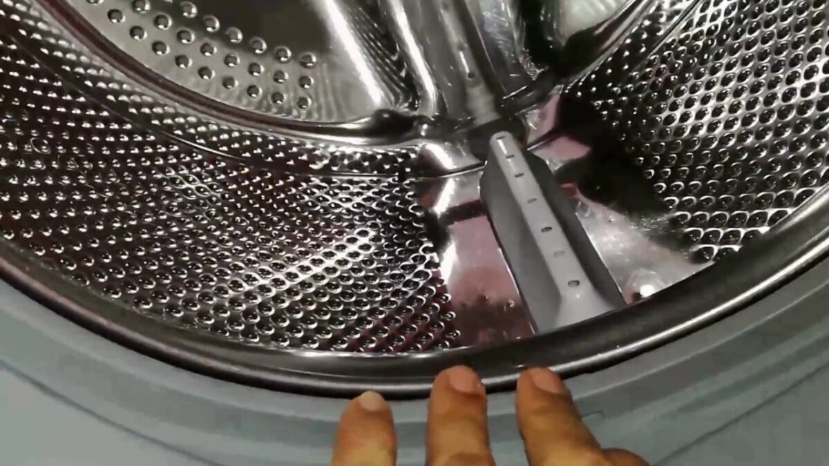 Δείτε τι θα γίνει αν βάλετε μια ασπιρίνη στο πλυντήριο ρούχων