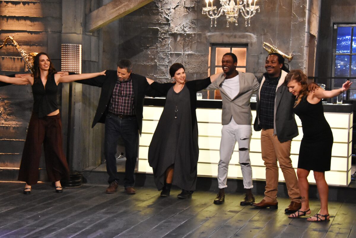 Δύο τραγουδίστριες έκαναν άνω κάτω τα γυρίσματα του πρωτοχρονιάτικου «Στην υγειά μας» (Βίντεο