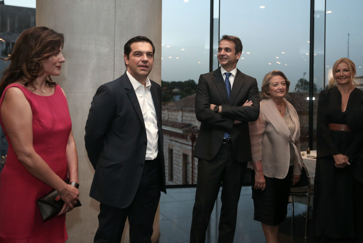 Δημοσκόπηση: «Μεταξύ Τσίπρα και Μητσοτάκη ποιον θα καλούσατε στο χριστουγεννιάτικο τραπέζι σας;»
