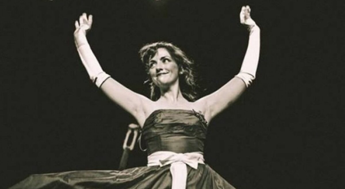 Αλίνα Κοτσοβούλου | Ο έρωτας είναι όπως το θέατρο, πρέπει να δίνεις το 100 % αλλιώς το χάνεις το κοινό.