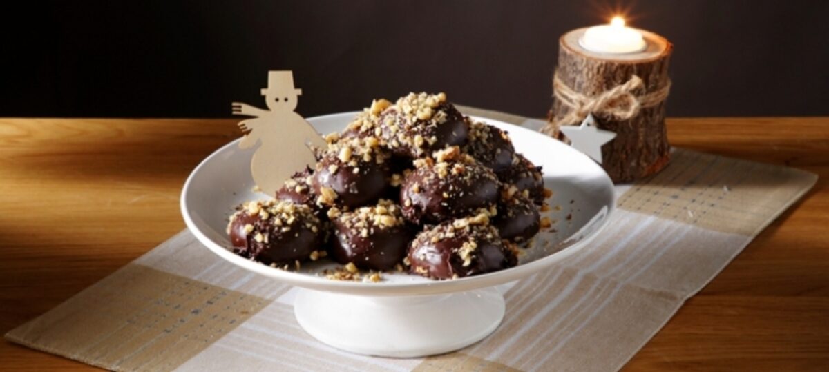 Eκπληκτική συνταγή για μελομακάρονα με ινδική καρύδα κι επικάλυψη σοκολάτας