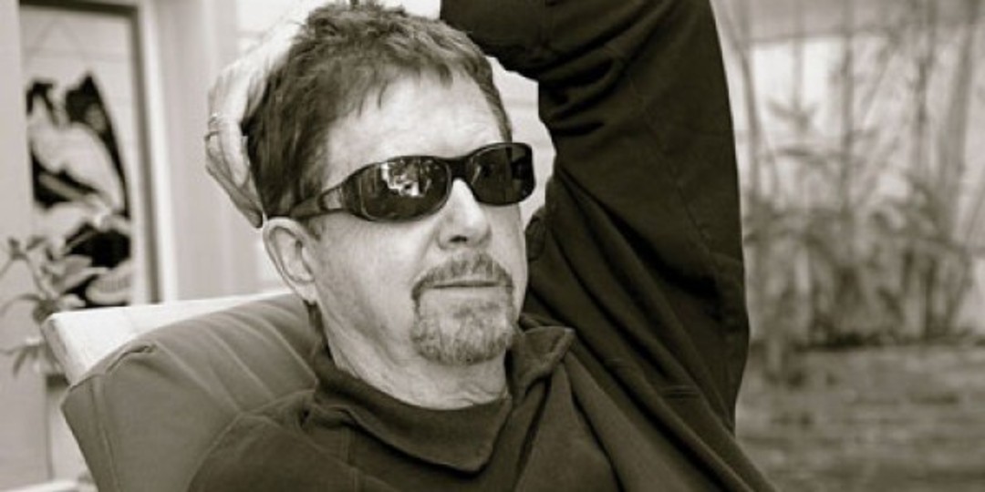 Tom Robbins | Ο έρωτας ανήκει σε εκείνους που δέχονται να φτάσουν στα άκρα για χάρη του.