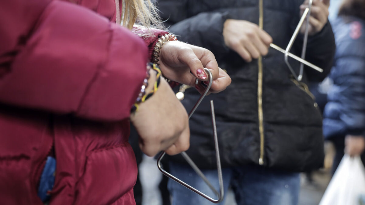 Παιδιά έδωσαν πίσω τα λεφτά για τα κάλαντα σε βουλευτή του ΣΥΡΙΖΑ και τραγούδησαν το «Μακεδονία Ξακουστή»