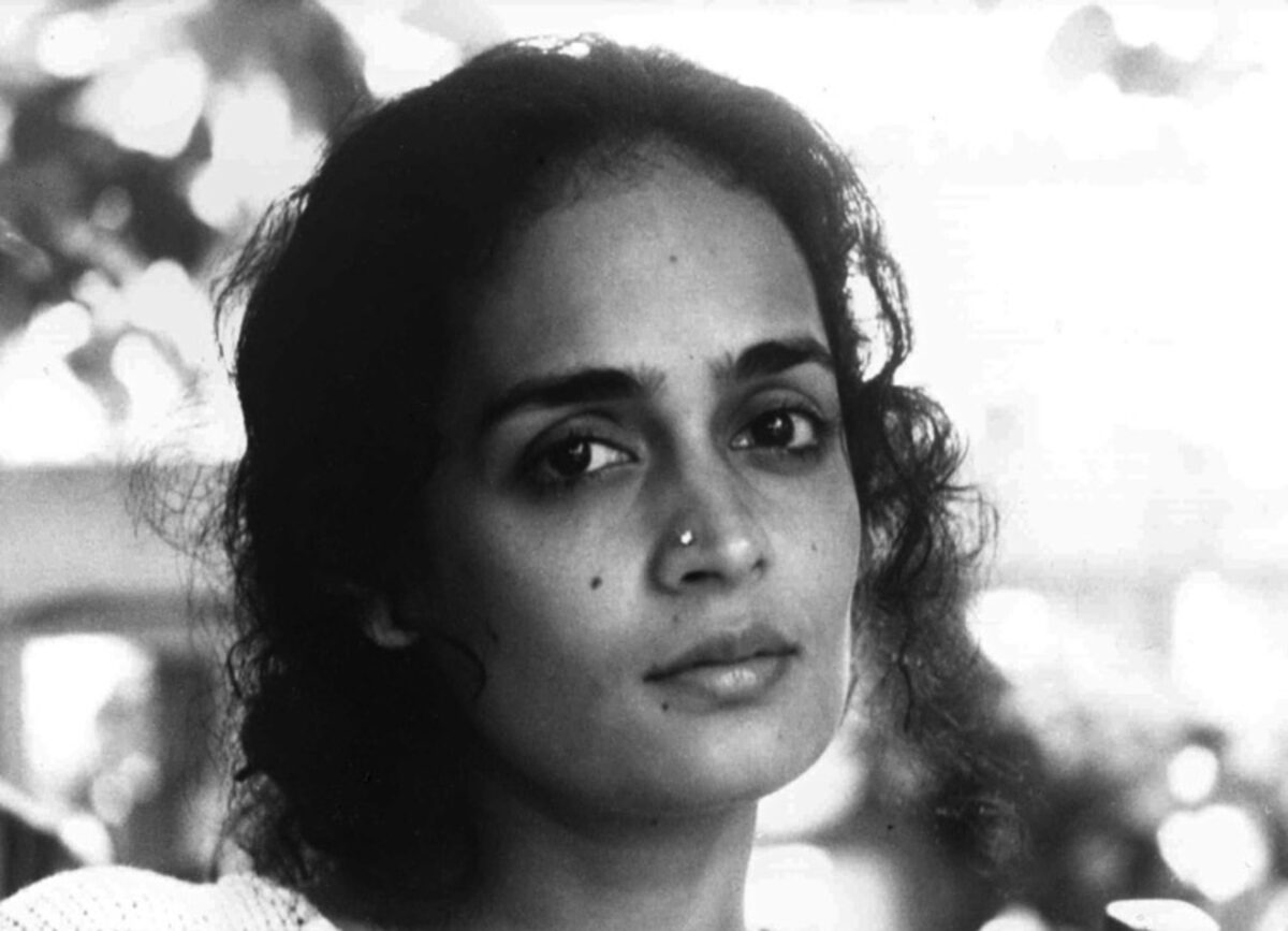 Arundhati Roy | Να μη συνηθίσεις ποτέ την ανείπωτη βία και τη χυδαία ανίσοτητα της ζωής γύρω σου…
