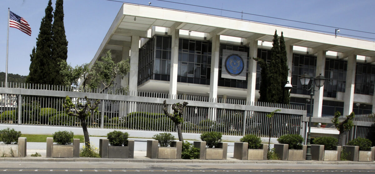 Επίθεση με μπογιές από τον Ρουβίκωνα στην πρεσβεία των ΗΠΑ