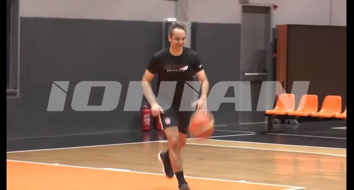 Τα τρίποντα του Μητσοτάκη σε αγώνα μπάσκετ (Βίντεο)