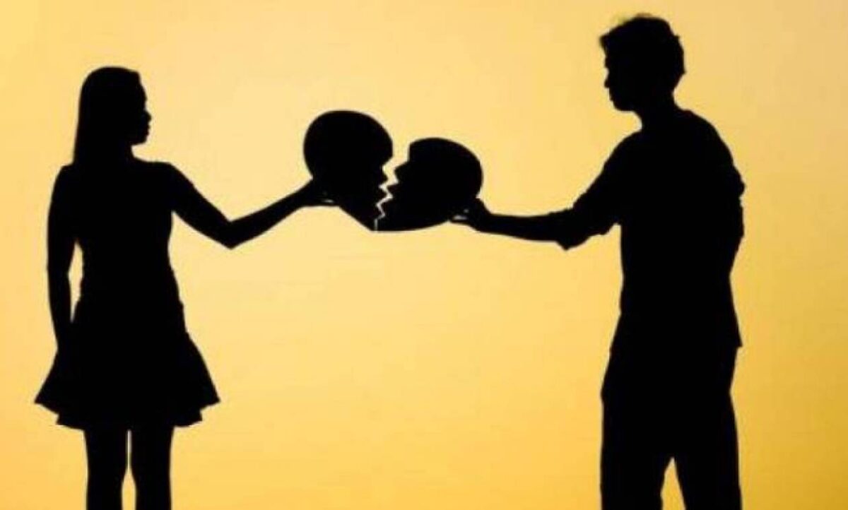 Προσέφυγε κατά του συζύγου της ισχυριζόμενη ότι την απατά με τον κολλητό του