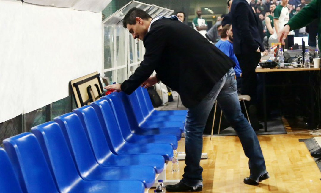 Ο Γιαννακόπουλος άφησε… κόκκινο εσώρουχο στον πάγκο του Ολυμπιακού!