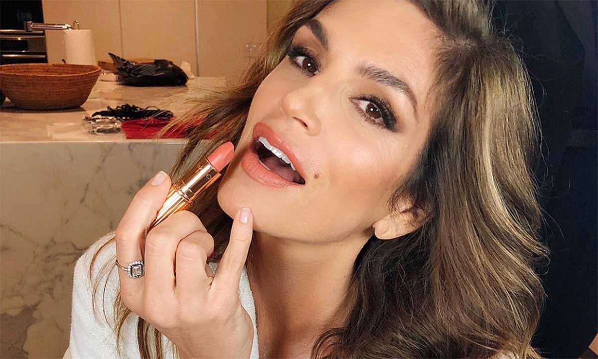 Tα 7 τραγικά λάθη στο μακιγιάζ που μας δείχνουν μεγαλύτερες - και οι περισσότερες κάνουμε