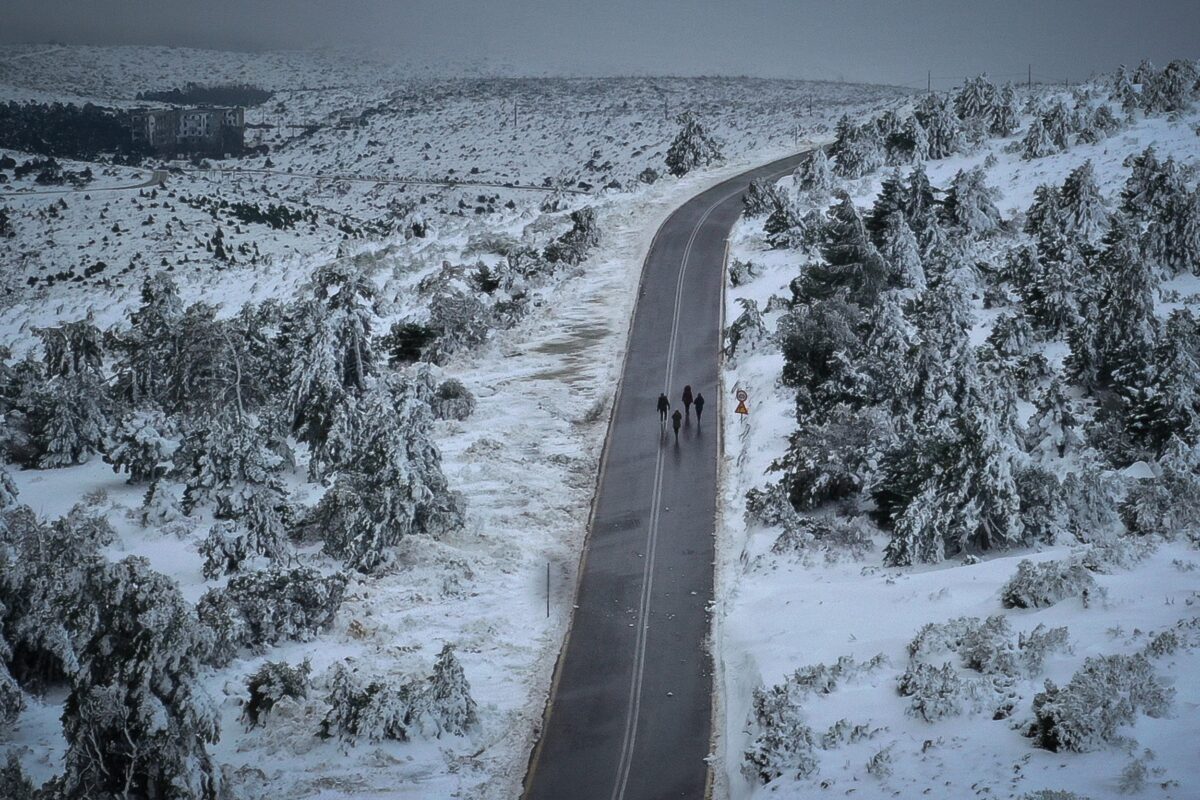 Μην βιάζεστε να χαρείτε – Έρχονται ξανά βροχές, καταιγίδες και πυκνές χιονοπτώσεις