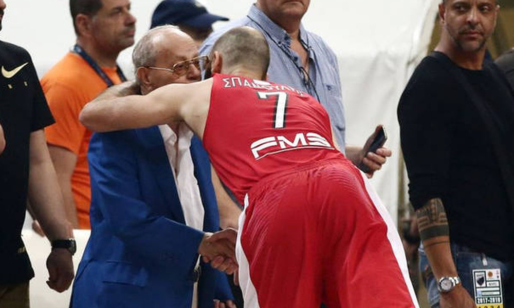 Ο Σπανούλης χειροκροτήθηκε από φίλους του Παναθηναϊκού στην κηδεία του Θανάση Γιαννακόπουλου