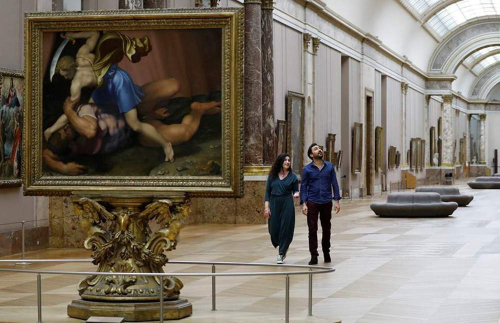 Μία… ιδιωτική νύχτα στο μουσείο του Λούβρου για έναν τυχερό επισκέπτη