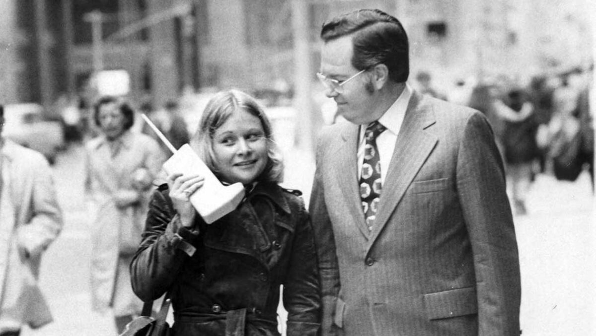 Ήταν το 1973 όταν γεννήθηκε το πρώτο κινητό τηλέφωνο. Έμοιαζε με τούβλο, ζύγιζε 1 κιλό και είχε μπαταρία μισής ώρας!