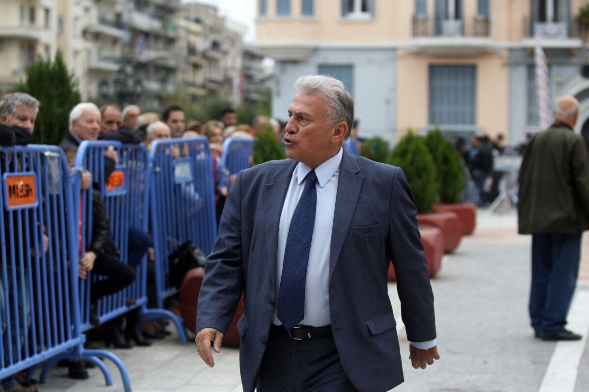 Ο Ψωμιάδης έχει τον ψηλότερο υποψήφιο δημοτικό σύμβουλο – Έχει ύψος 2,24 μέτρα! (Βίντεο)