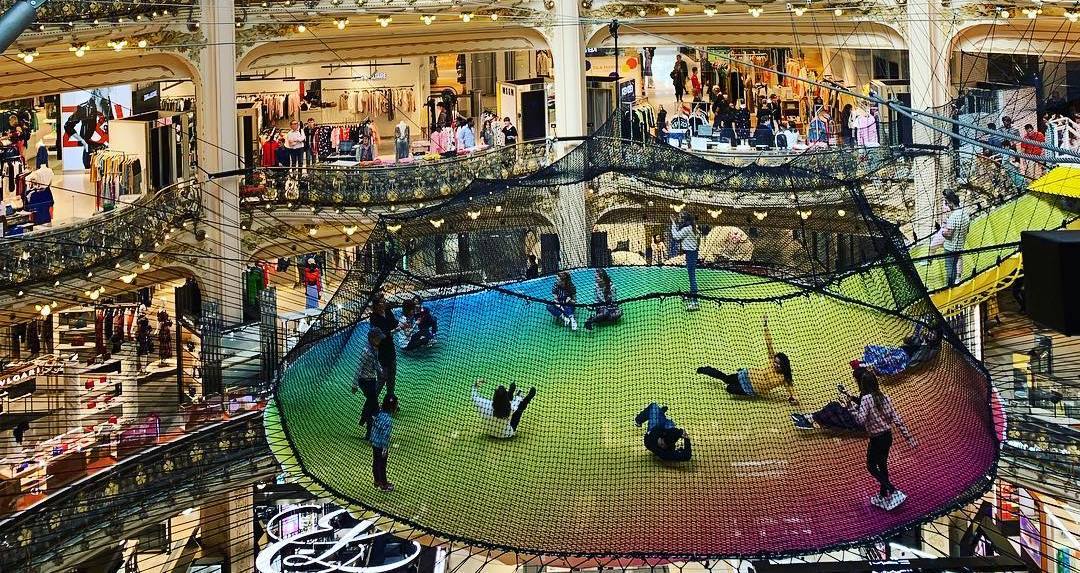 Το Galeries Lafayette κρέμασε δίχτυ από την οροφή του και προσκαλεί τους επισκέπτες σε μια εναέρια εμπειρία
