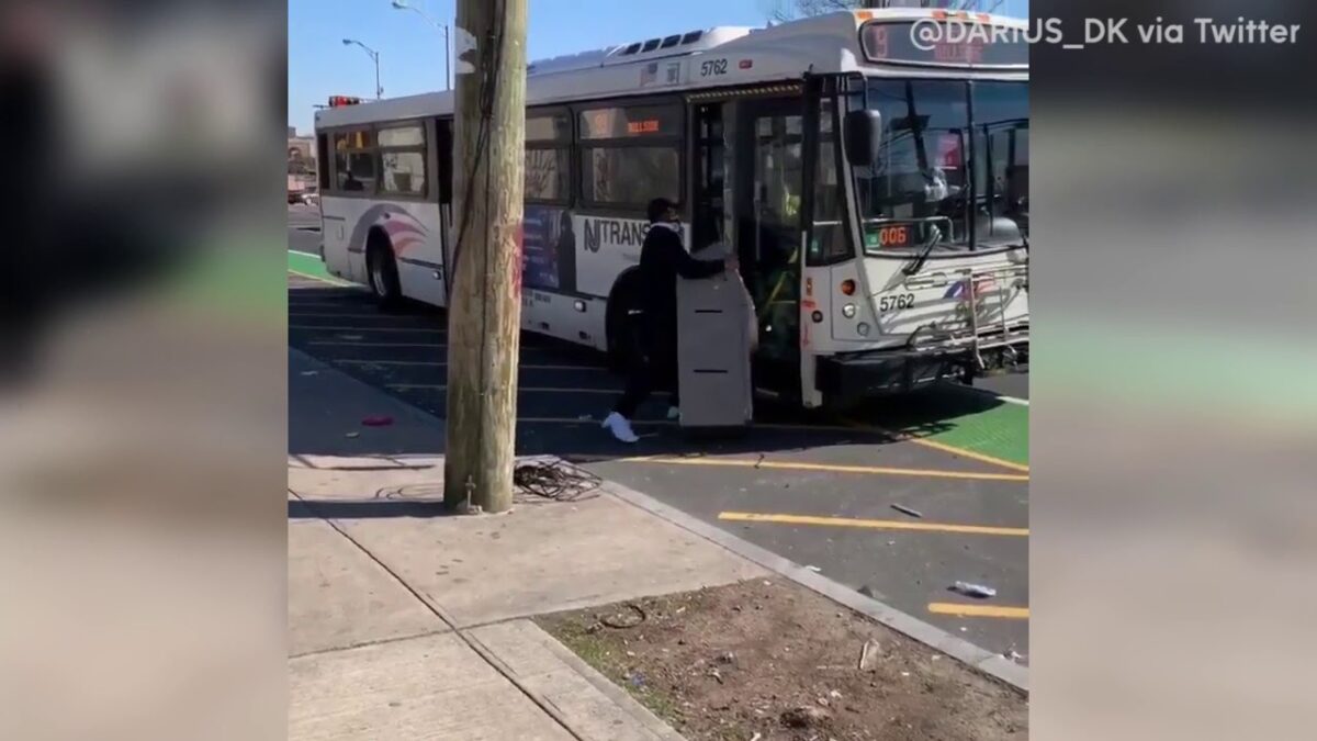 Έκλεψε ΑΤΜ, το κουβάλησε στο δρόμο και προσπάθησε να το ανεβάσει σε λεωφορείο!