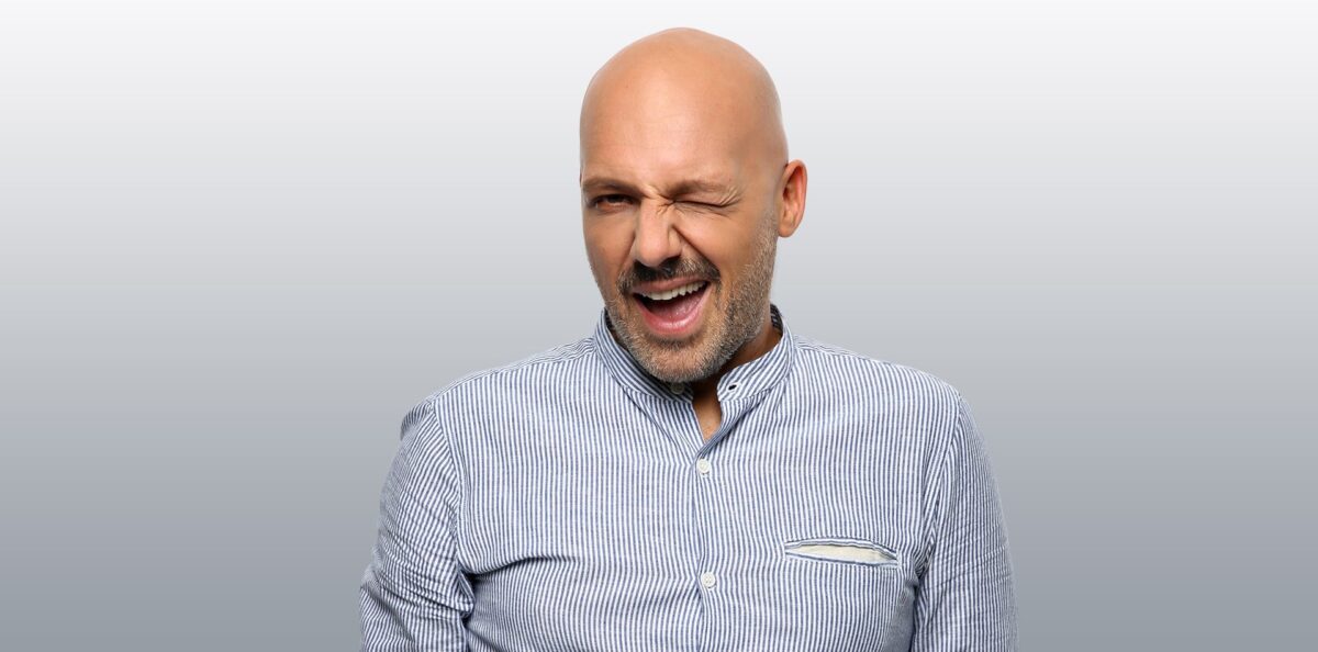 Δείτε ποιος κρύβεται πίσω από τις ατάκες του Νίκου Μουτσινά