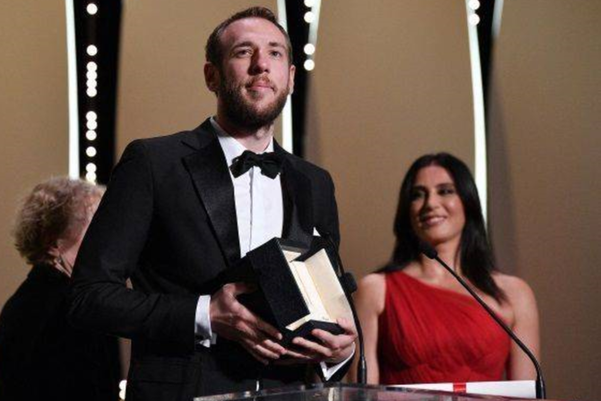 Βασίλης Κεκάτος | Ο χαρισματικός σκηνοθέτης που κέρδισε το Χρυσό Φοίνικα στις Κάννες & η εξαιρετική συνέντευξή του στο klik