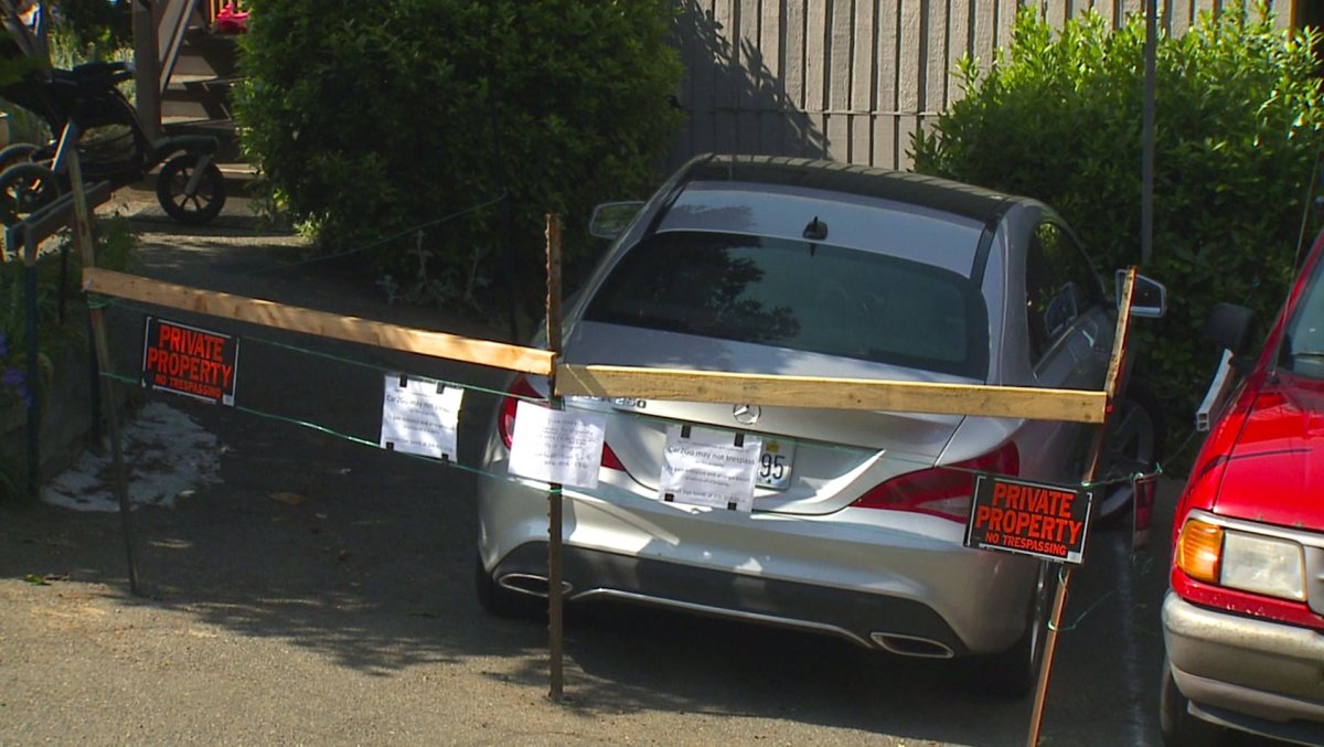 Αγανακτισμένος πολίτης έχτισε φράχτη γύρω από αυτοκίνητο που πάρκαρε παράνομα έξω από το σπίτι του