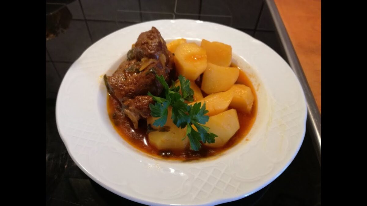 Συνταγή για προβατίνα με πατάτες γιαχνί.