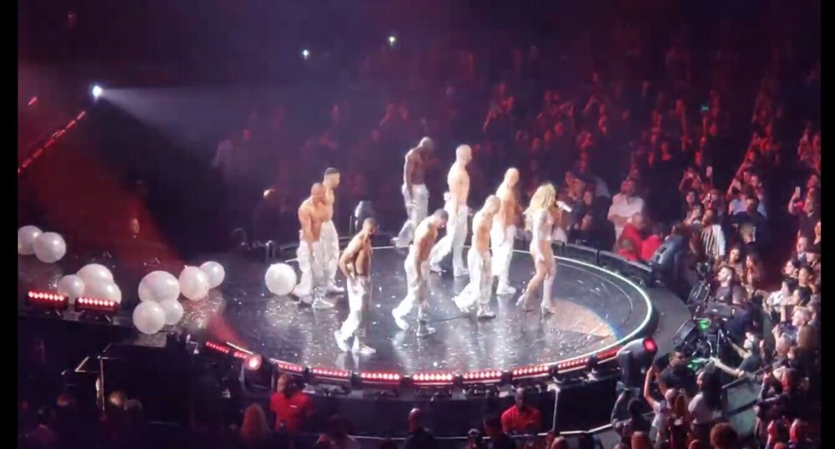 Εκρηκτική εμφάνιση της JLo στην πρεμιέρα της περιοδείας της (Βίντεο)