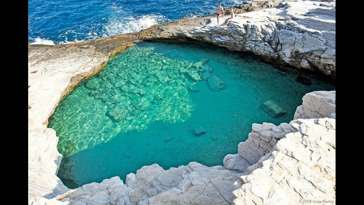 Το νησί των Σειρήνων: Η καλύτερη φυσική πισίνα της Ευρώπης (και όχι μόνο) βρίσκεται στην Ελλάδα