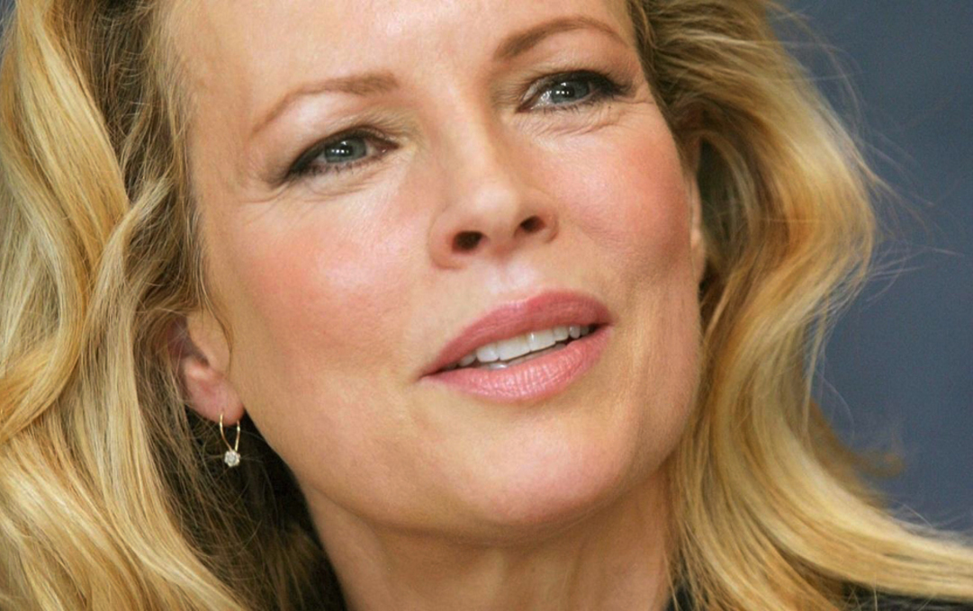 Kim Basinger | Η 65χρονη ηθοποιός αποκαλύπτει το ελιξήριο νεότητας & ομορφιάς της