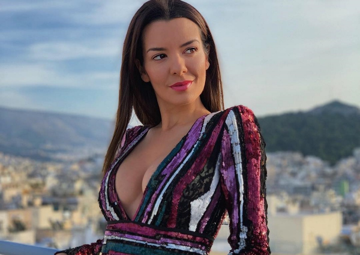 Η Νικολέττα Ράλλη ανεβάζει τη θερμοκρασία με το κόκκινο μαγιό της