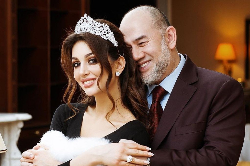 Oksana Voevodina | Η 27χρονη Μις Μόσχα, παντρεύτηκε το βασιλιά της Μαλαισίας & παρουσιάζει τον γιο τους