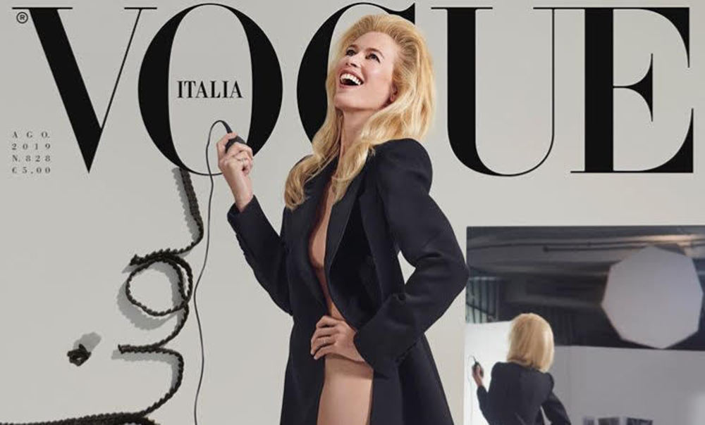 Claudia Schiffer I  Γυμνή και υπέροχη ποζάρει στα 49 της χρόνια στο  εξώφυλλο της ιταλικής Vogue