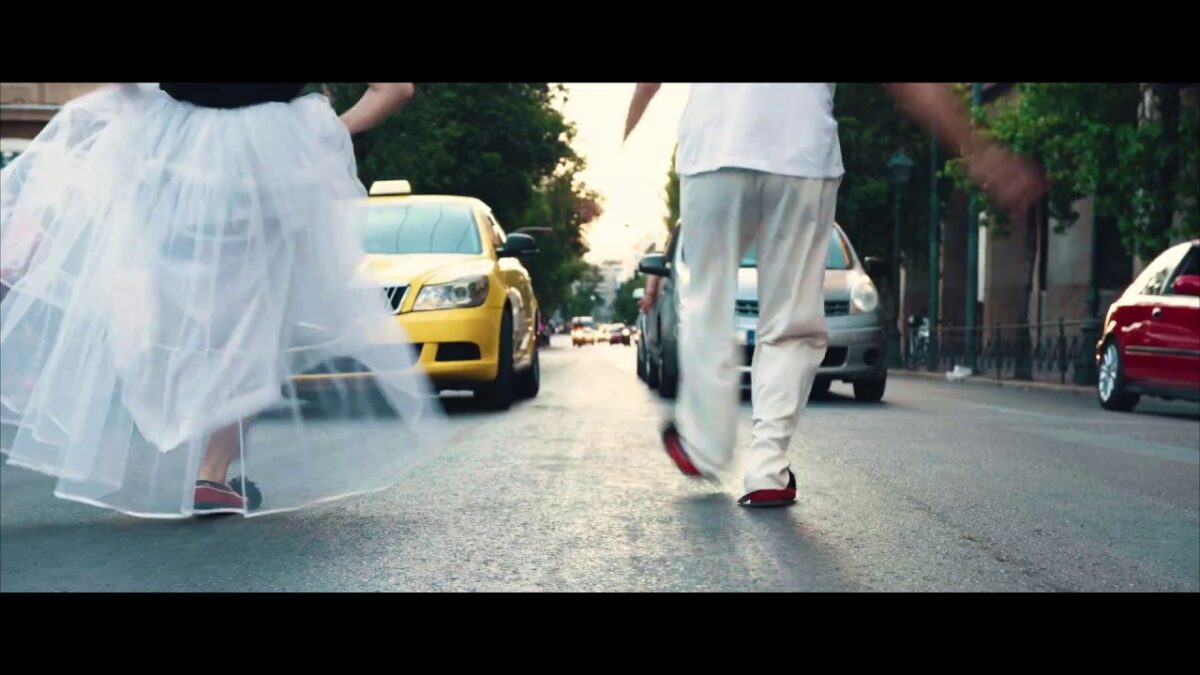 Με νυφικό και τσαρούχια στο κέντρο της Αθήνας η διάσημη ηθοποιός! (Φωτογραφίες & Βίντεο)