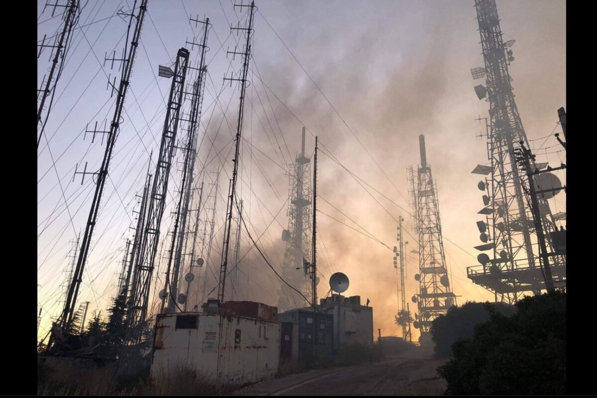 Η φωτιά της Παιανίας σκαρφάλωσε στην κορυφή του Υμηττού προκαλώντας καταστροφές σε δεκάδες ραδιοτηλεοπτικούς σταθμούς (Φωτογραφίες)