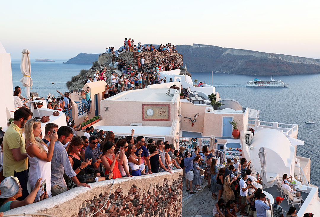 SOS για τη Σαντορίνη λόγω υπερτουρισμού, θα καταρρεύσει το νησί