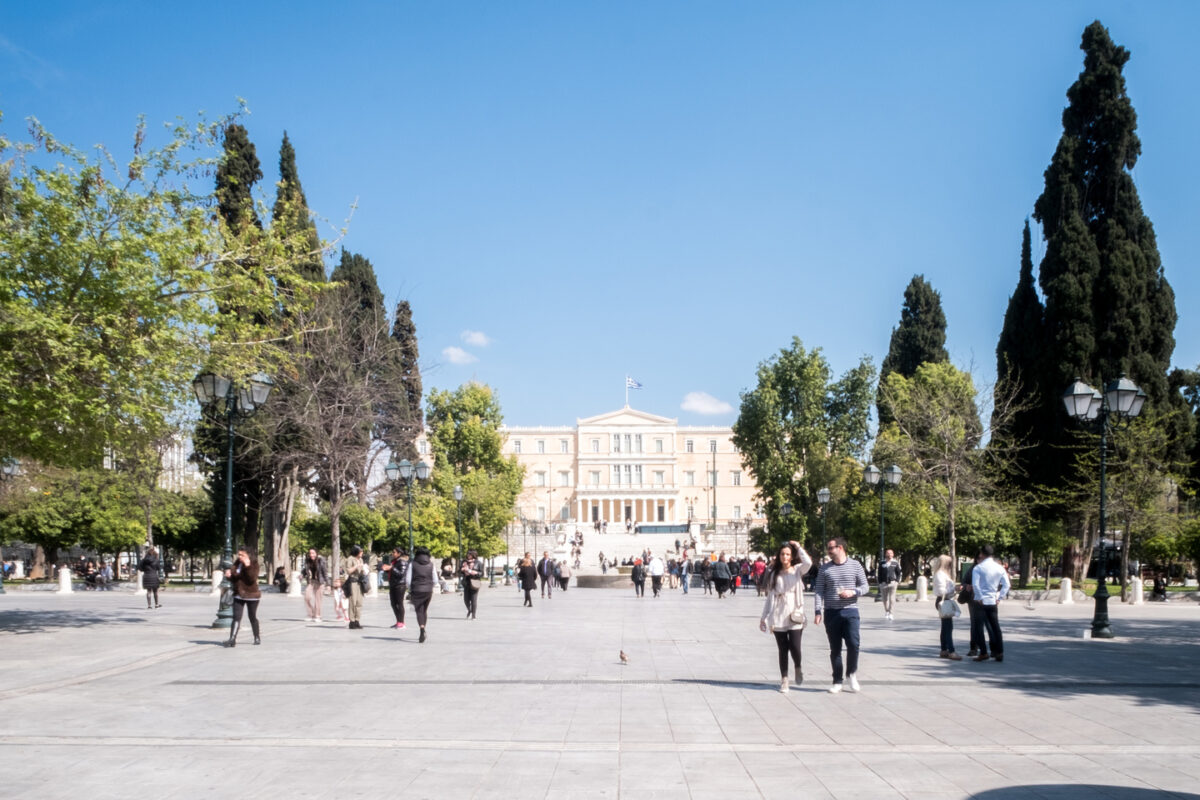 «Έγδυσαν» βουλευτή στην πλατεία Συντάγματος!