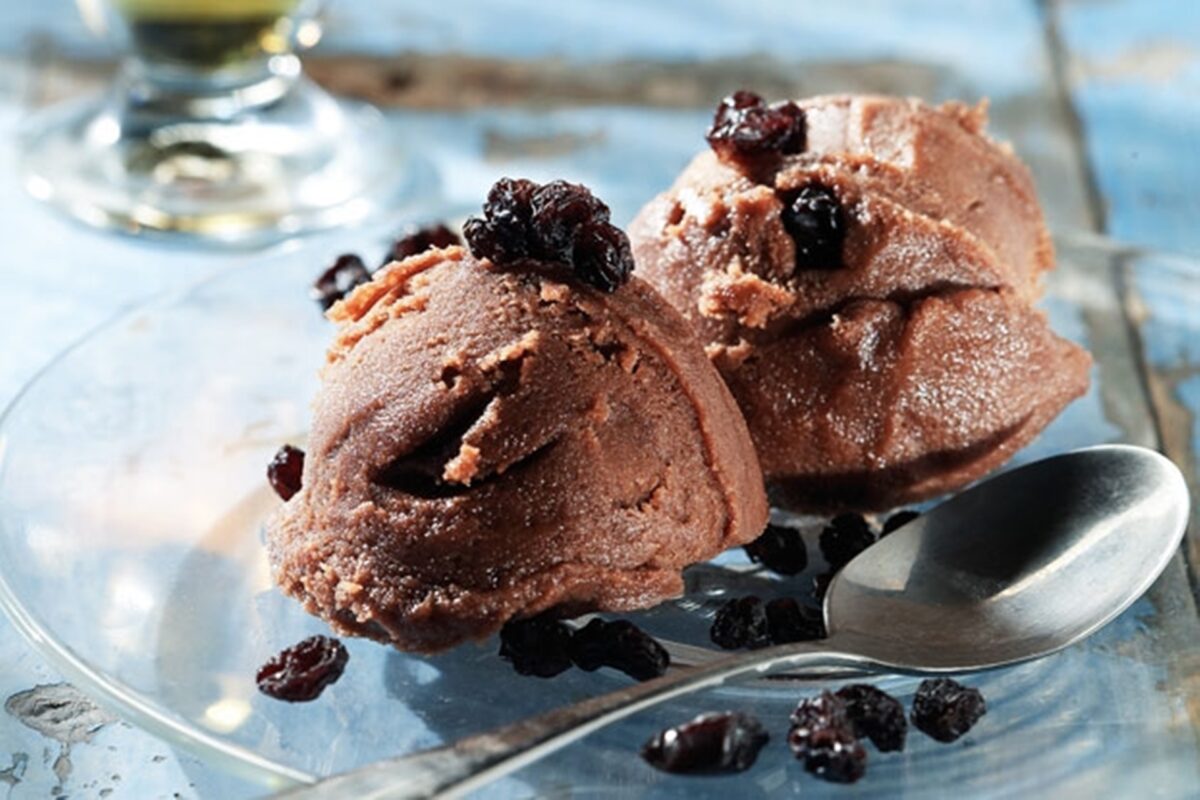 Πώς να εξαφανίσετε τον δύσκολο λεκέ που αφήνει το παγωτό σοκολάτας