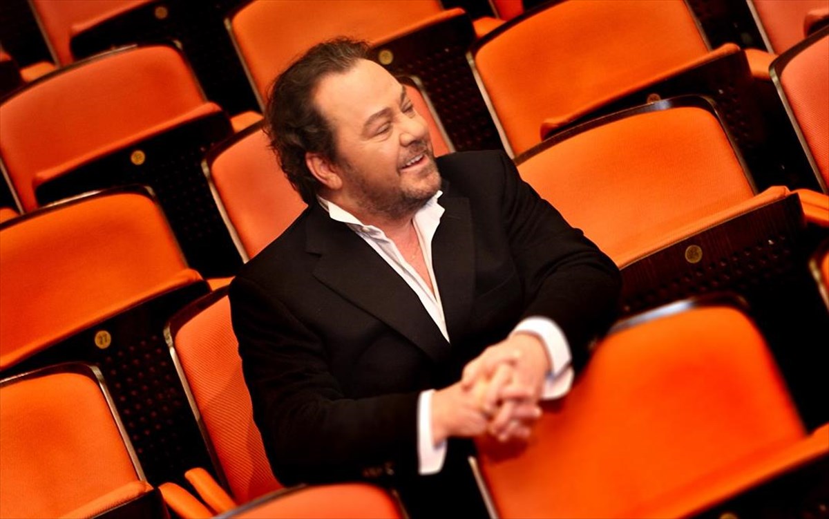 Δείτε την ξανθιά αεροσυνοδό που «έκλεψε» την καρδιά του Πάριου