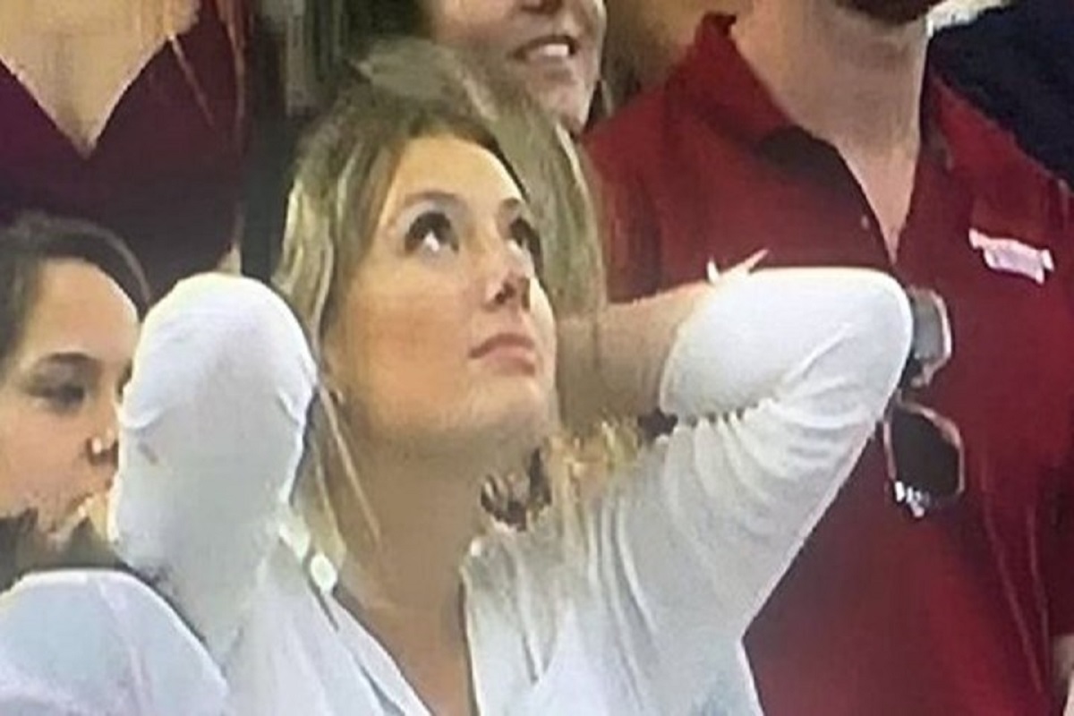 Πανηγύριζε στις κερκίδες χωρίς το… παντελόνι της! (Φωτογραφίες)