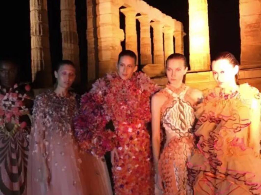 Μαίρη Κατράντζου | Το εκπληκτικό fashion show της στο Ναό του Ποσειδώνα στο Σούνιο, που θα αφήσει εποχή