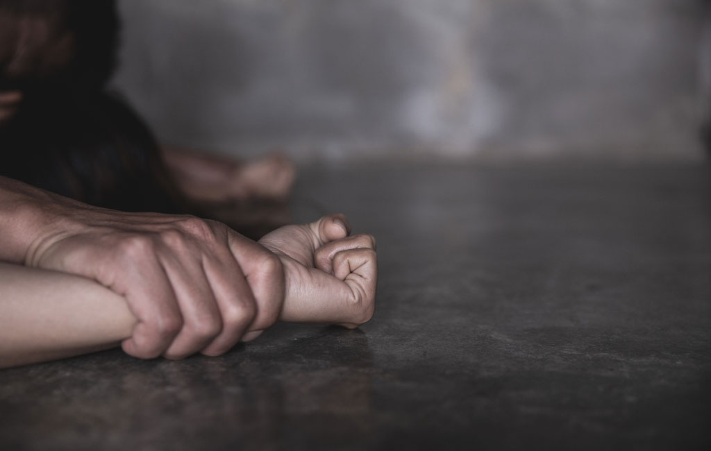 Σοκ στο Πήλιο | Οικογενειάρχης» βίαζε συστηματικά τη σύζυγό του και έδερνε την κόρη του