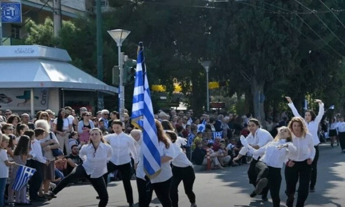 Νέα Φιλαδέλφεια: Σάλος με τον βηματισμό ομάδας κοριτσιών στην παρέλαση (Βίντεο)