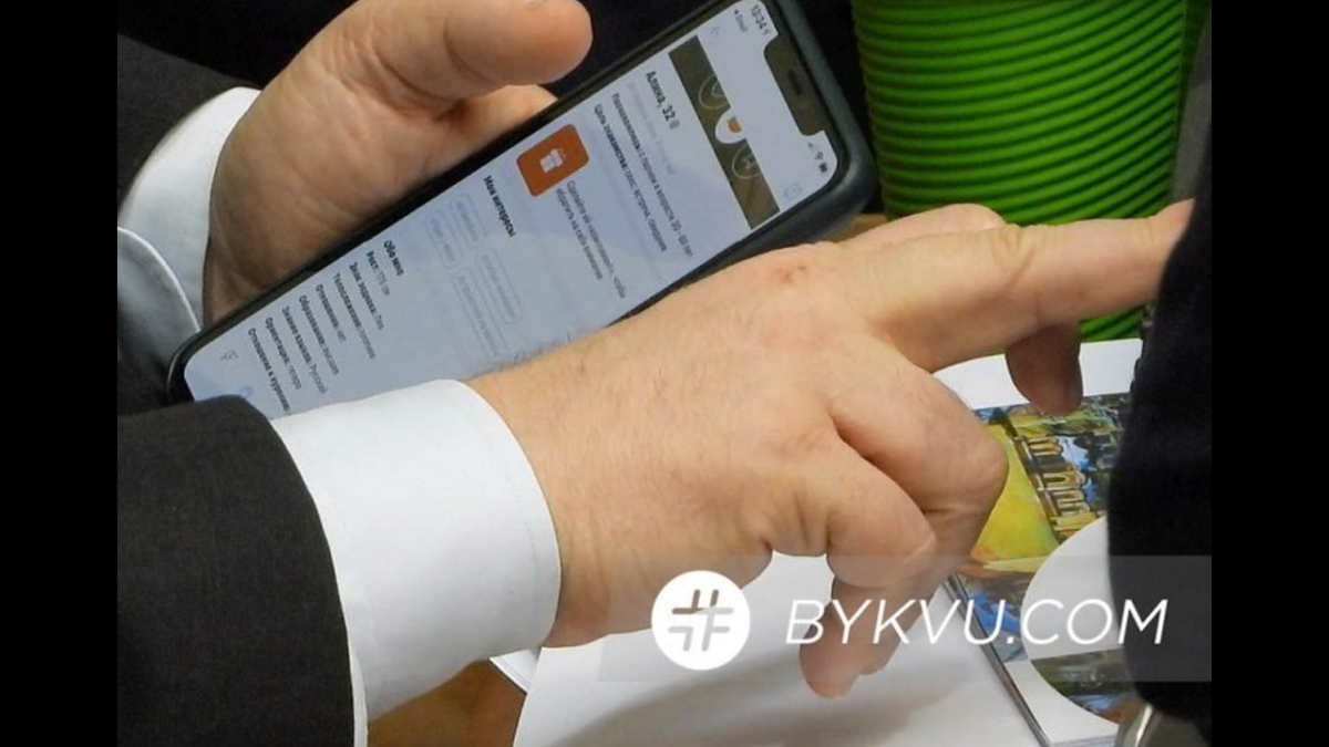 Bουλευτής έκλεινε ραντεβού με ιερόδουλη την ώρα της συνεδρίασης!