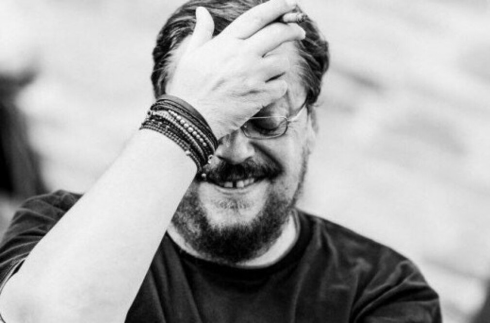 Λαυρέντης Μαχαιρίτσας | Ποια πόλη, ποια χώρα, ποια θάλασσα σε ταξιδεύει τώρα, σωπαίνεις, θυμάσαι...