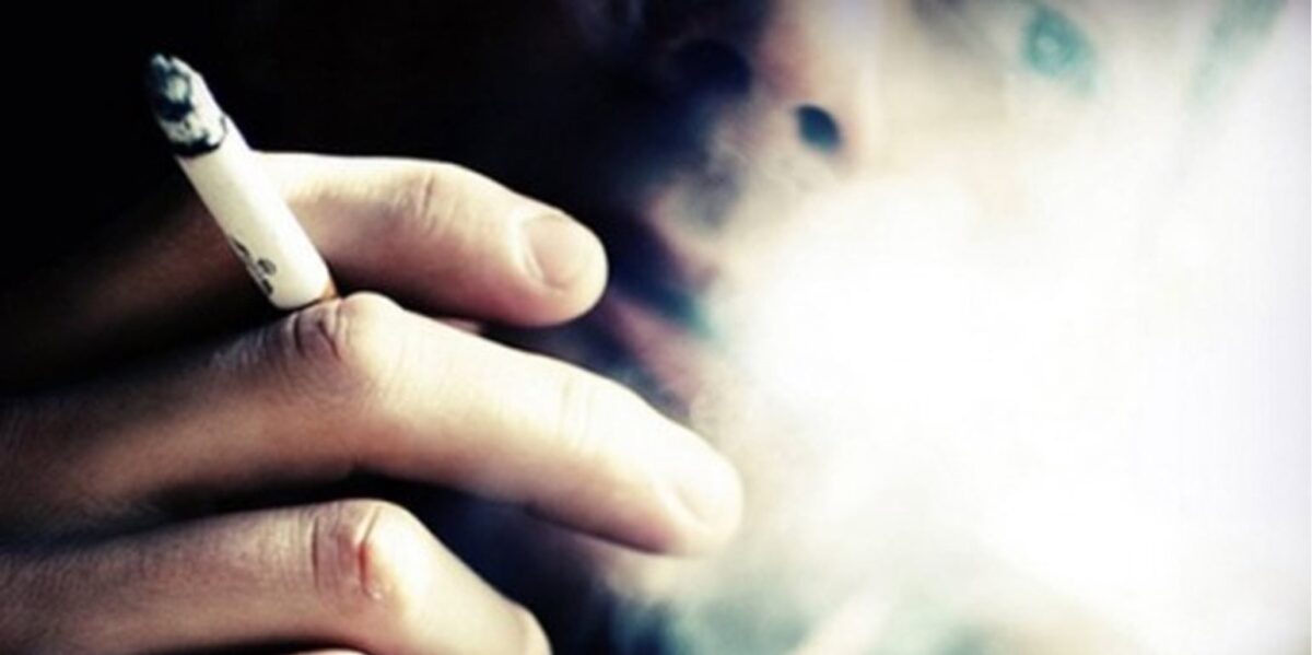 Πρώτο πρόστιμο σε καπνιστή από τηλεφώνημα θαμώνα