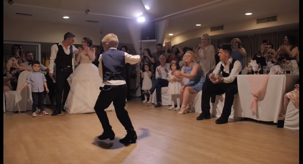Πιτσιρικάς χορεύει ζεϊμπέκικο στο γάμο της αδερφής του και τους αφήνει όλους άφωνους (Βίντεο)